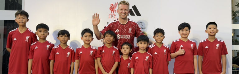 นักเตะ LFCIATH ร่วมงานเปิดตัวชุดเหย้า Liverpool FC 2026/27 พร้อมพบ เดิร์ก เค้าท์ ตำนานหงส์แดง