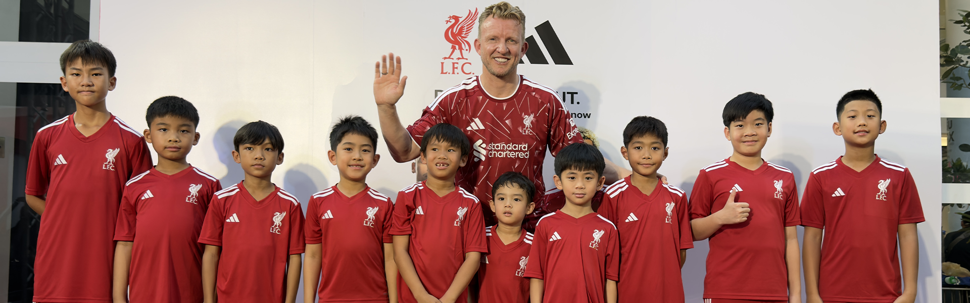 นักเตะ LFCIATH ร่วมงานเปิดตัวชุดเหย้า Liverpool FC 2026/27 พร้อมพบ เดิร์ก เค้าท์ ตำนานหงส์แดง